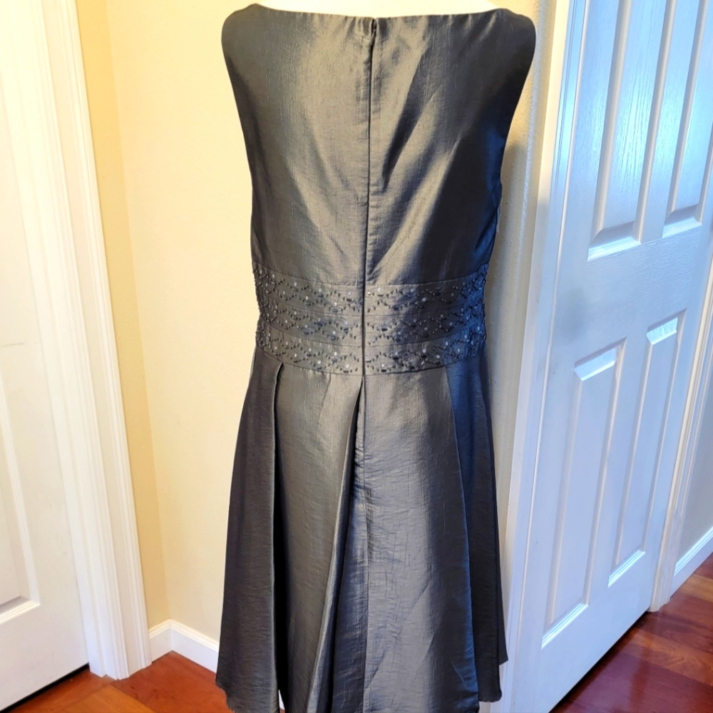 Jones New York: Grey Sleeveless,Lined, V-Neck, Knee Length Formal - Picture 4 of 7